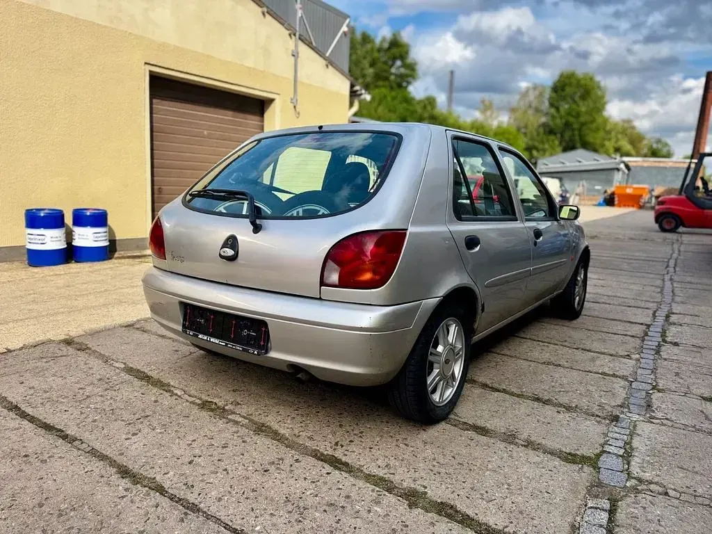 Gebraucht Ford Fiesta Ghia 75 PS (55 kW) 2000 Silber Kleinwagen