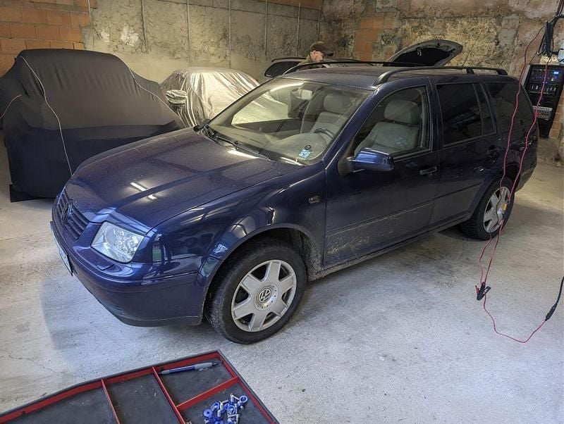 Blau Gebraucht 2005 VW Bora Highline Limousine | 3.750 € - Bild 1/4