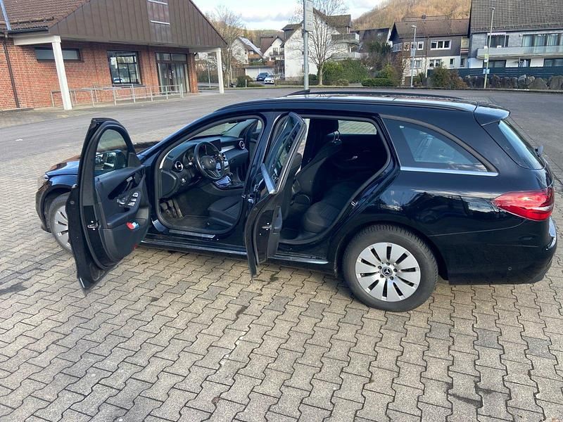 Gebraucht Mercedes C180 156 PS (114 kW) 2019 Schwarz Kombi