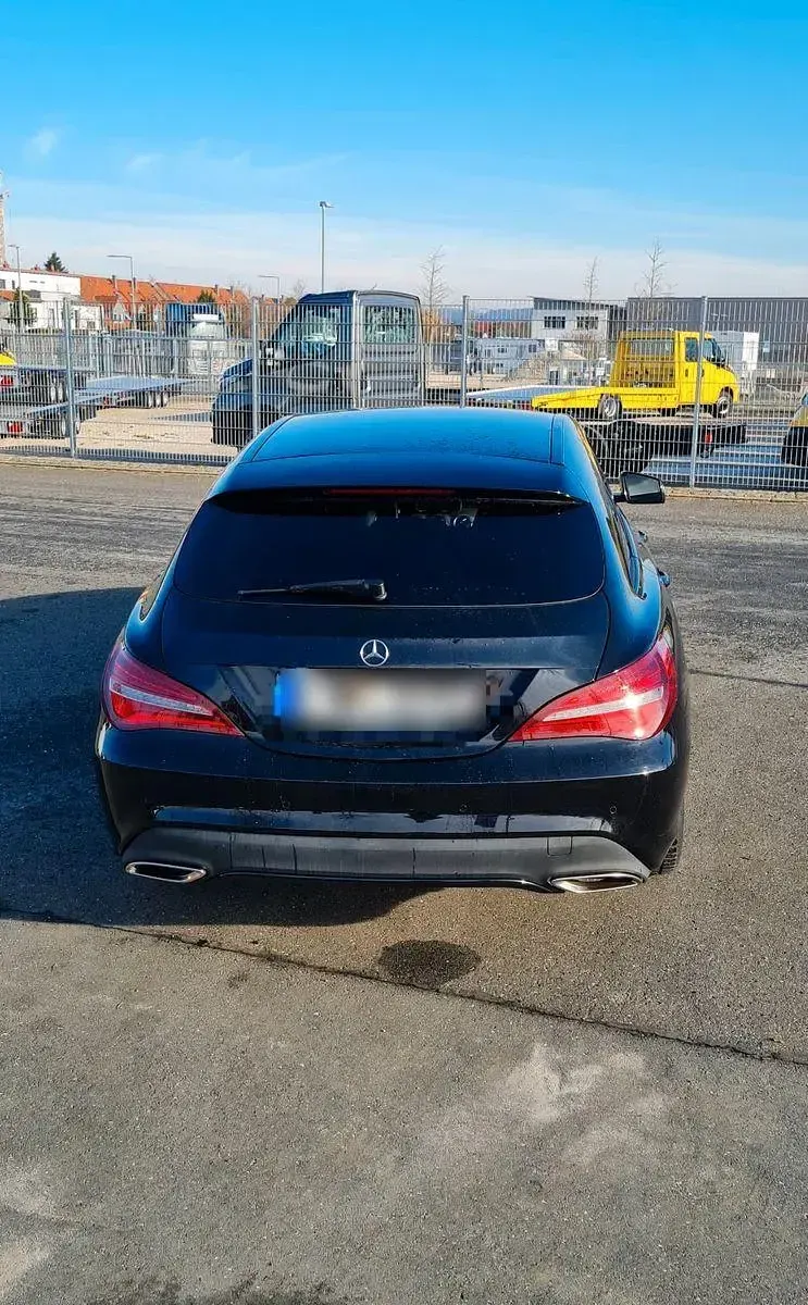 Gebraucht Mercedes CLA180 Shooting Brake 122 PS (89 kW) 2018 Schwarz Kombi