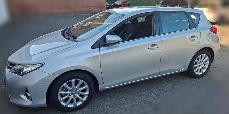 Silber Gebraucht 2014 Toyota Auris Executive Limousine | 11.000 € (Fairer Preis) - Bild 1/4