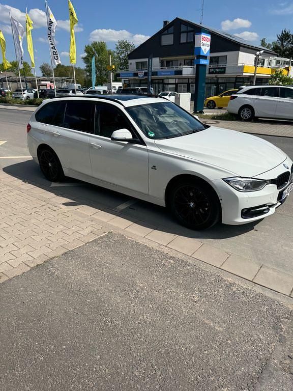 Weiß Gebraucht 2013 BMW 320 Sport Line Kombi | 13.200 € (Fairer Preis) - Bild 1/4