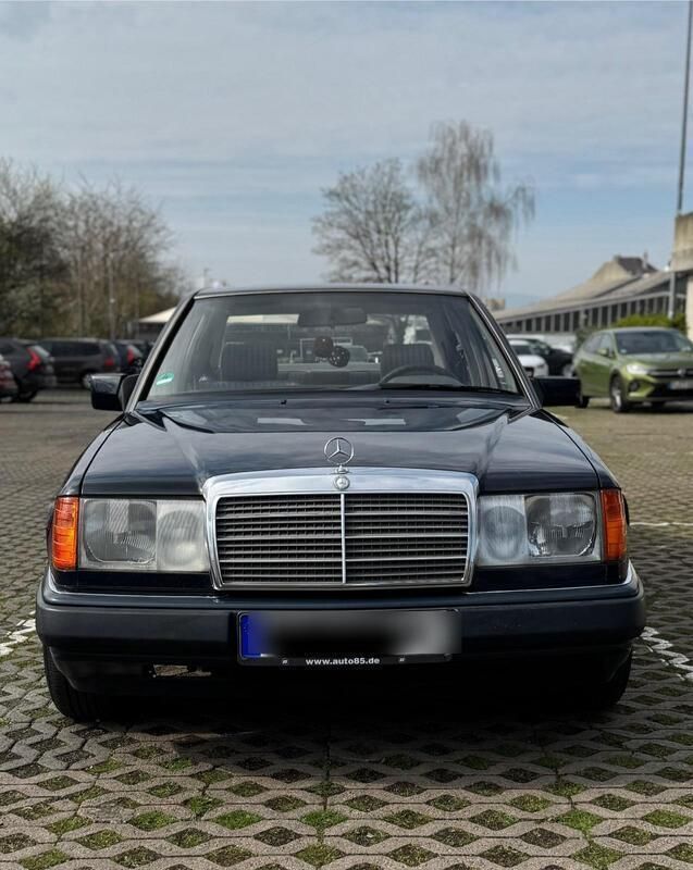 Blau Gebraucht 1991 Mercedes E230 Limousine | 4.299 € - Bild 1/4