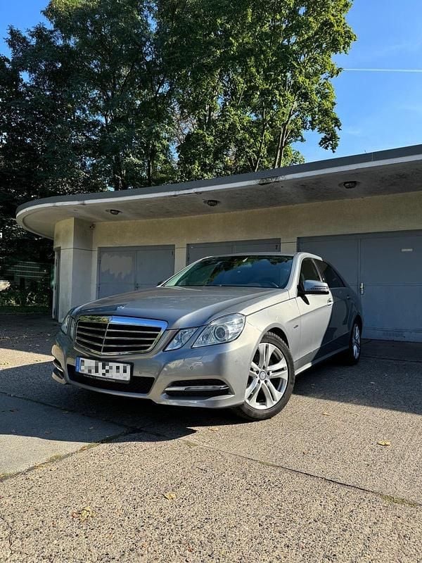 Grau Gebraucht 2012 Mercedes E200 Avantgarde Limousine | 11.000 € (Fairer Preis) - Bild 1/4
