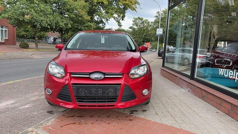 Gebraucht Ford Focus Champions Edition 101 PS (74 kW) 2012 Rot Limousine