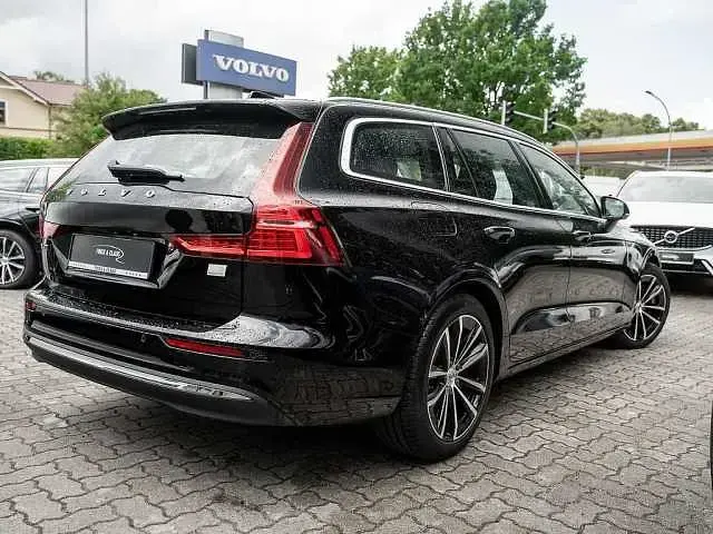 Gebraucht Volvo V60 Core 349 PS (256 kW) 2023 Schwarz Kombi