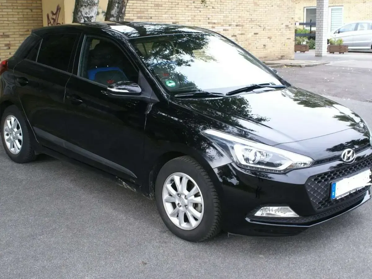 Gebraucht Hyundai i20 Trend 84 PS (61 kW) 2016 Schwarz Kleinwagen