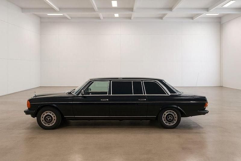 Schwarz Gebraucht 1980 Mercedes 250 Limousine | 29.000 € - Bild 1/4