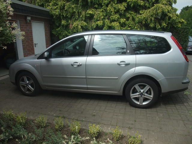 Gebraucht Ford Focus Ghia 101 PS (74 kW) 2005 Silber metallic Kombi