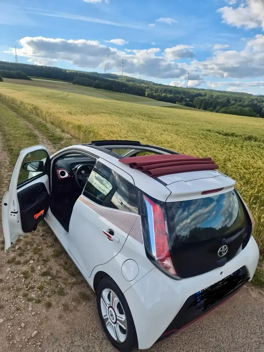 Gebraucht Toyota Aygo 69 PS (50 kW) 2017 Weiß Kleinwagen