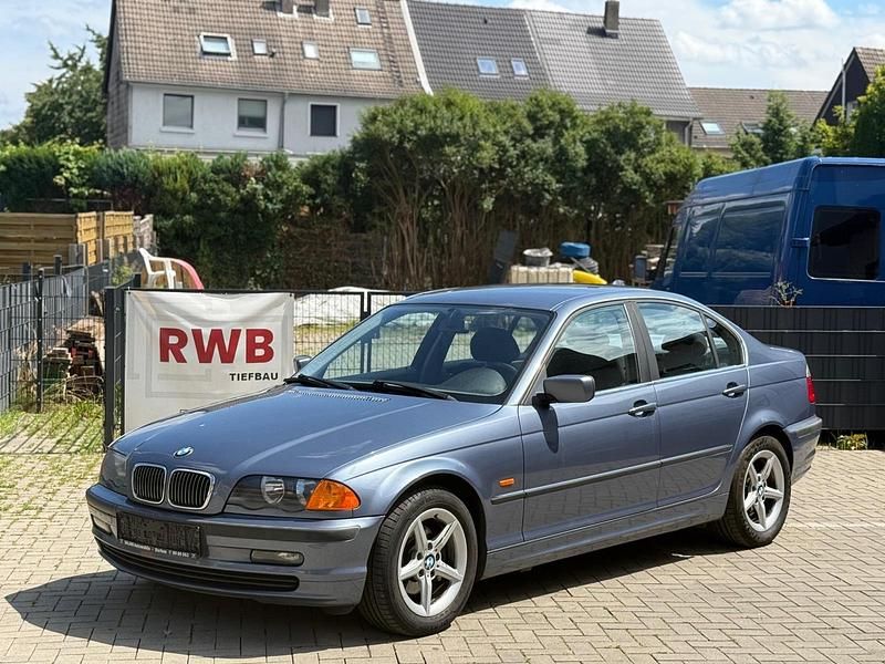 Blau Gebraucht 2002 BMW 320 Limousine | 1.400 € (Superpreis) - Bild 1/4