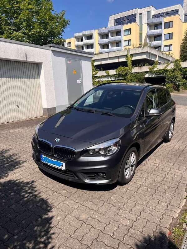 Grau Gebraucht 2016 BMW 218 Advantage Van / Kleinbus | 12.200 € (Guter Preis) - Bild 1/4