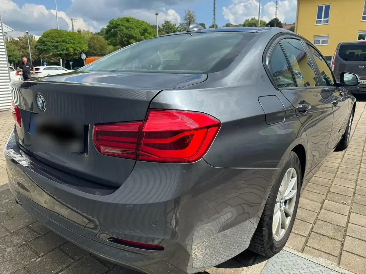 Gebraucht BMW 318 Advantage 136 PS (100 kW) 2017 Grau Limousine