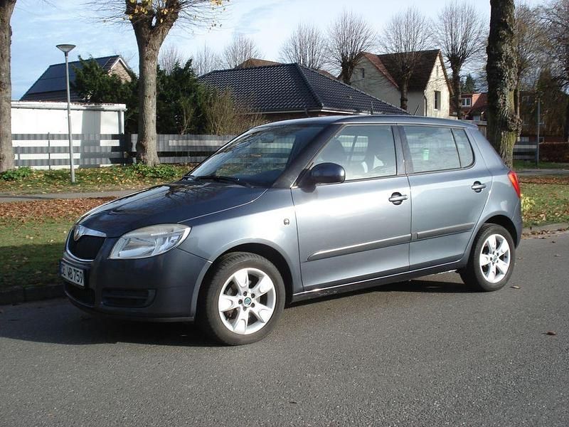 Grau Gebraucht 2008 Skoda Fabia Classic Limousine | 3.290 € (Etwas zu teuer) - Bild 1/4