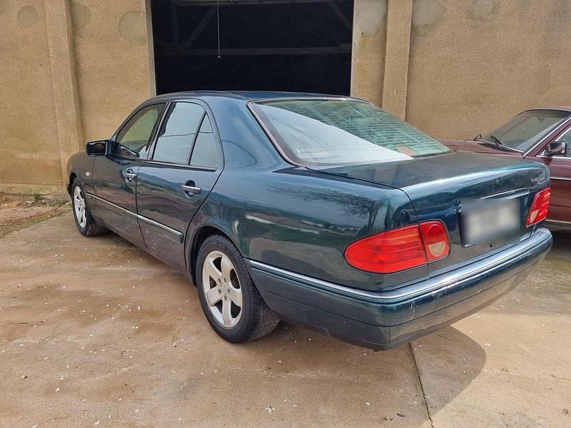 Gebraucht Mercedes E300 177 PS (130 kW) 1997 Grün Limousine