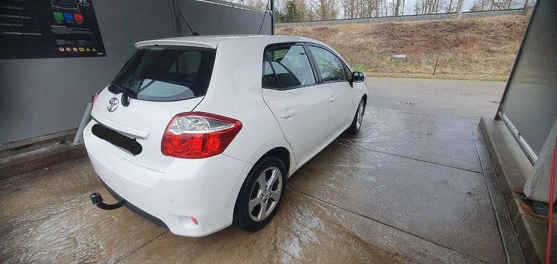 Gebraucht Toyota Auris Edition 99 PS (72 kW) 2011 Weiß Kleinwagen