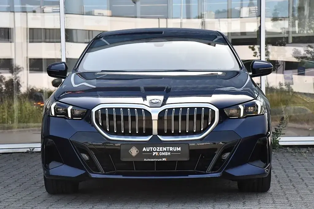 Gebraucht BMW 520 M Sport 197 PS (144 kW) 2024 Tansanitblau Limousine