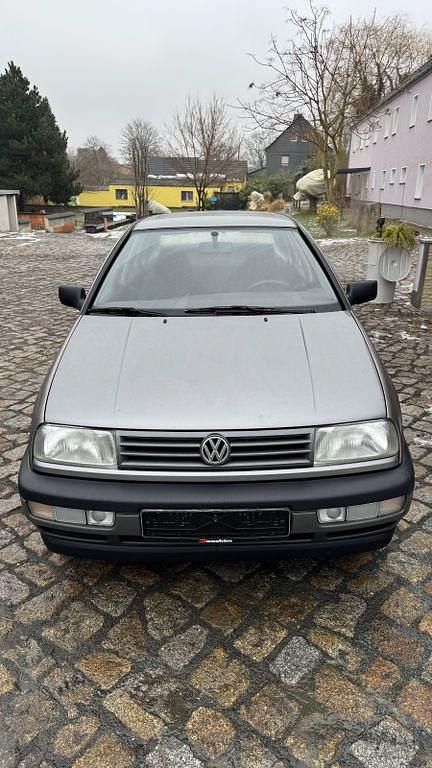 Gebraucht VW Vento 75 PS (55 kW) 1993 Grau Limousine