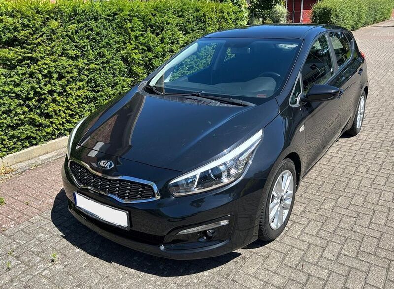 Schwarz Gebraucht 2017 Kia Ceed Attract Limousine | 10.999 € (Fairer Preis) - Bild 1/4