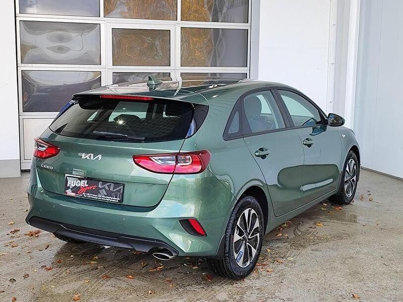 Neu Kia Ceed Play 101 PS (74 kW) 2025 Experience green Kleinwagen