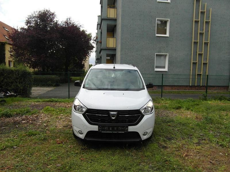 Weiß Gebraucht 2022 Dacia Lodgy Comfort Van / Kleinbus | 8.200 € (Superpreis) - Bild 1/4