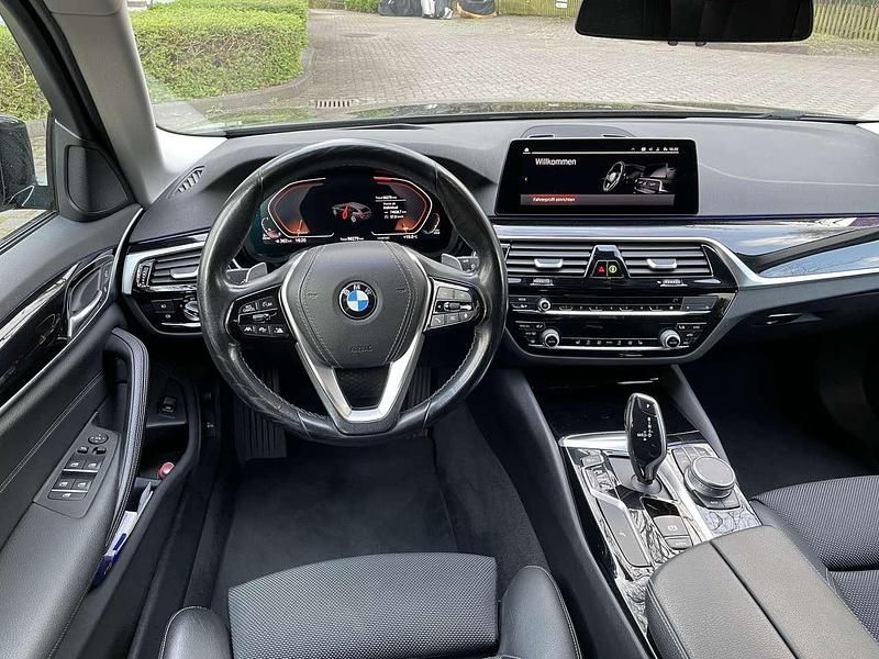 Schwarz Gebraucht 2020 BMW 520 Shadowline Kombi | 26.490 € (Fairer Preis) - Bild 1/4