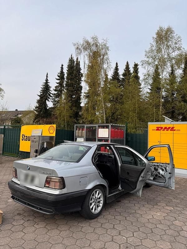 Gebraucht BMW 320 150 PS (110 kW) 1997 Silber Limousine