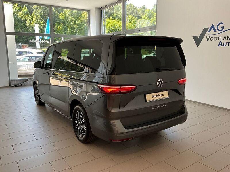 Gebraucht VW T7 Life 150 PS (110 kW) 2023 Grau Van