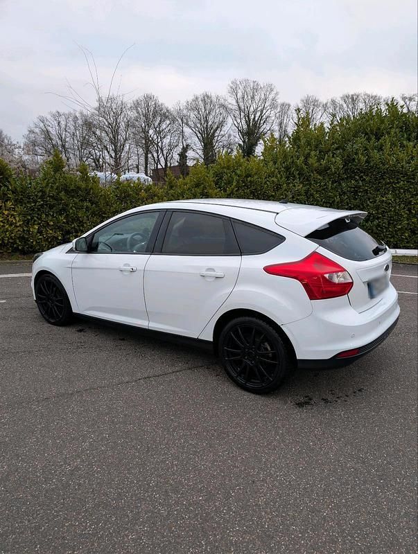 Gebraucht Ford Focus 125 PS (91 kW) 2013 Weiß Limousine