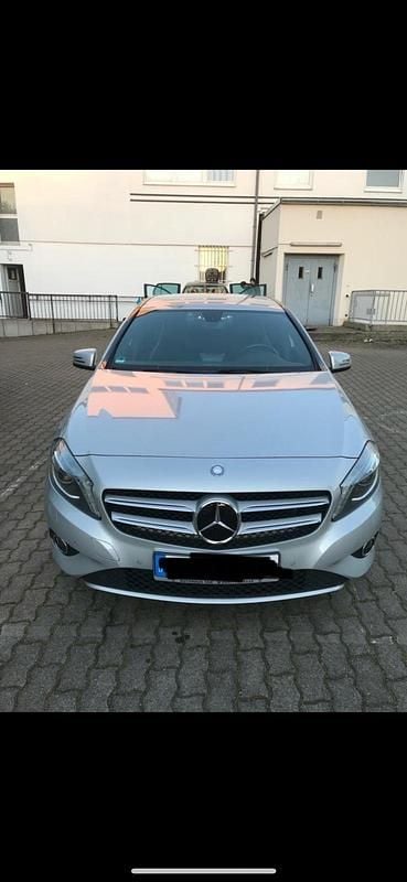 Silber Gebraucht 2013 Mercedes A180 Urban Limousine | 8.900 € (Guter Preis) - Bild 1/4