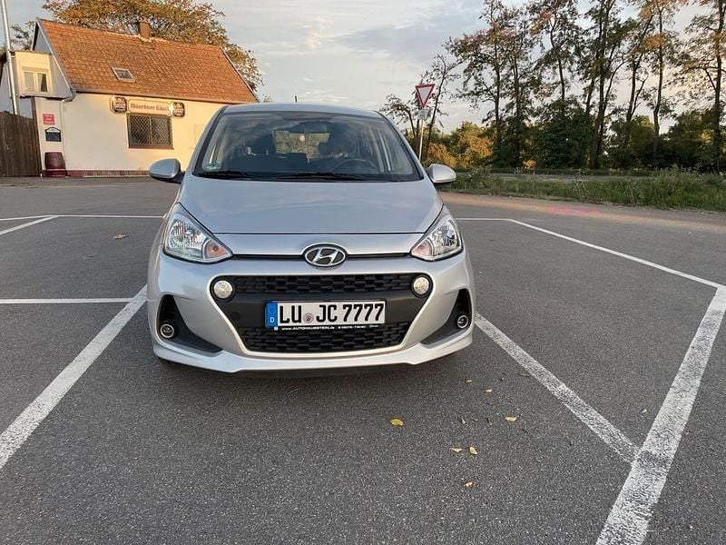 Silber Gebraucht 2017 Hyundai i10 YES! Kleinwagen | 7.900 € (Fairer Preis) - Bild 1/4