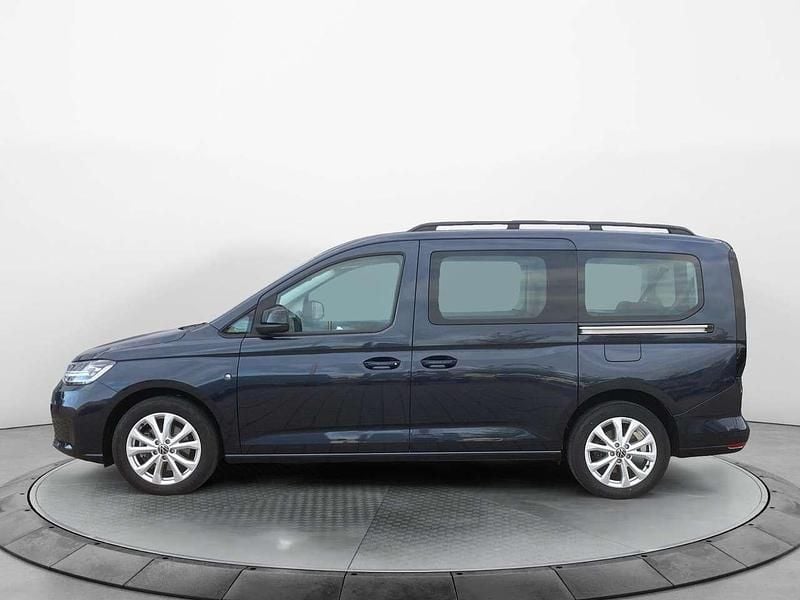 Gebraucht VW Caddy Life 122 PS (89 kW) 2023 Starlight blue metallic Van / Kleinbus