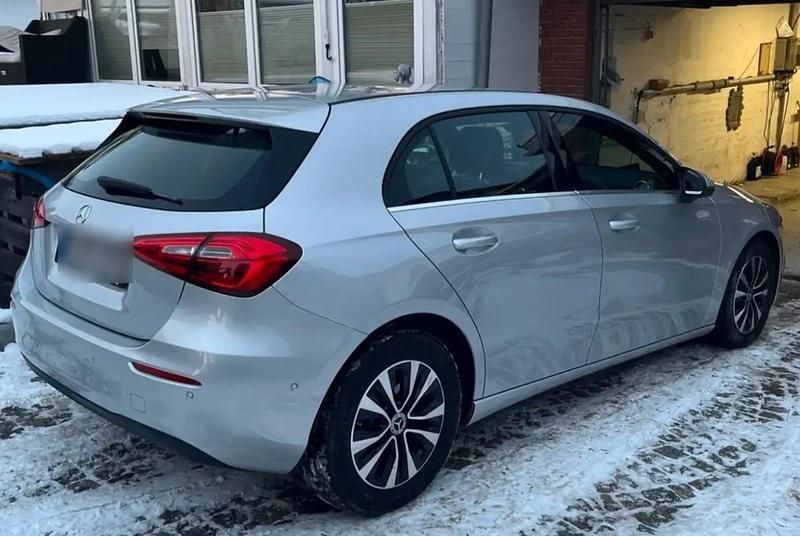Gebraucht Mercedes A180 116 PS (85 kW) 2022 Silber Kleinwagen