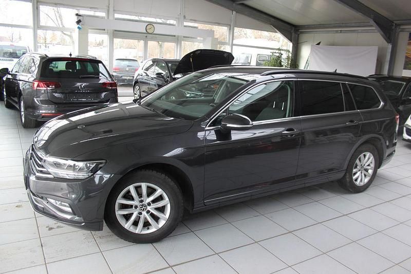 Gebraucht VW Passat 150 PS (110 kW) 2022 Grau Limousine