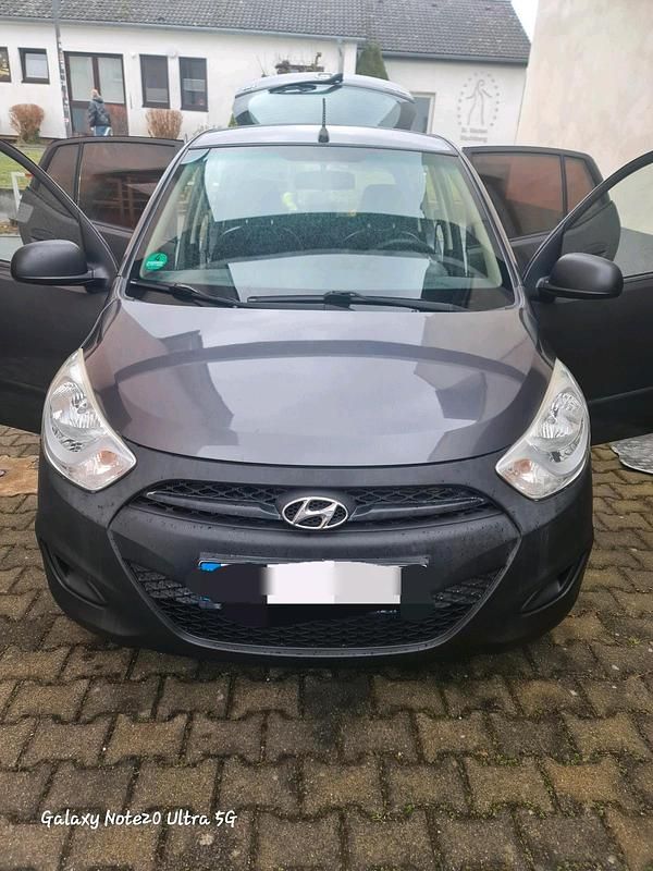 Grau Gebraucht 2012 Hyundai i10 Kleinwagen | 2.800 € - Bild 1/4