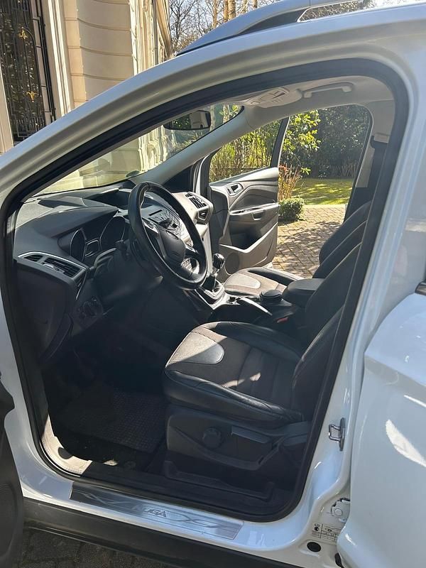 Gebraucht Ford Kuga Titanium 140 PS (102 kW) 2013 Weiß SUV