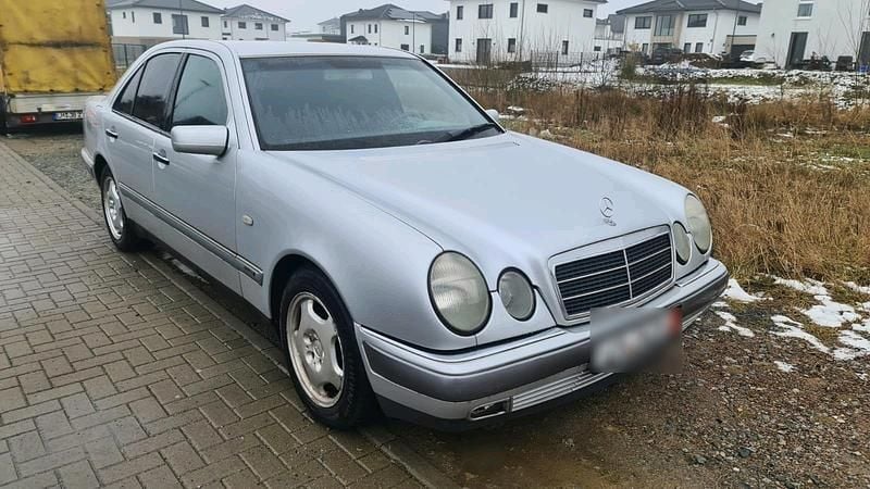 Gebraucht Mercedes E290 129 PS (94 kW) 1998 Silber Limousine
