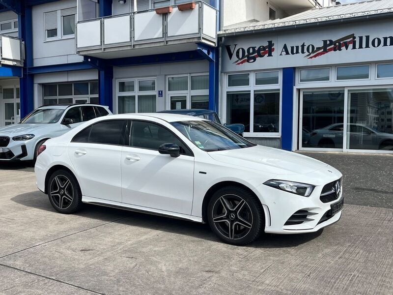 Weiß Gebraucht 2021 Mercedes A250 AMG line Limousine | 24.999 € (Guter Preis) - Bild 1/4