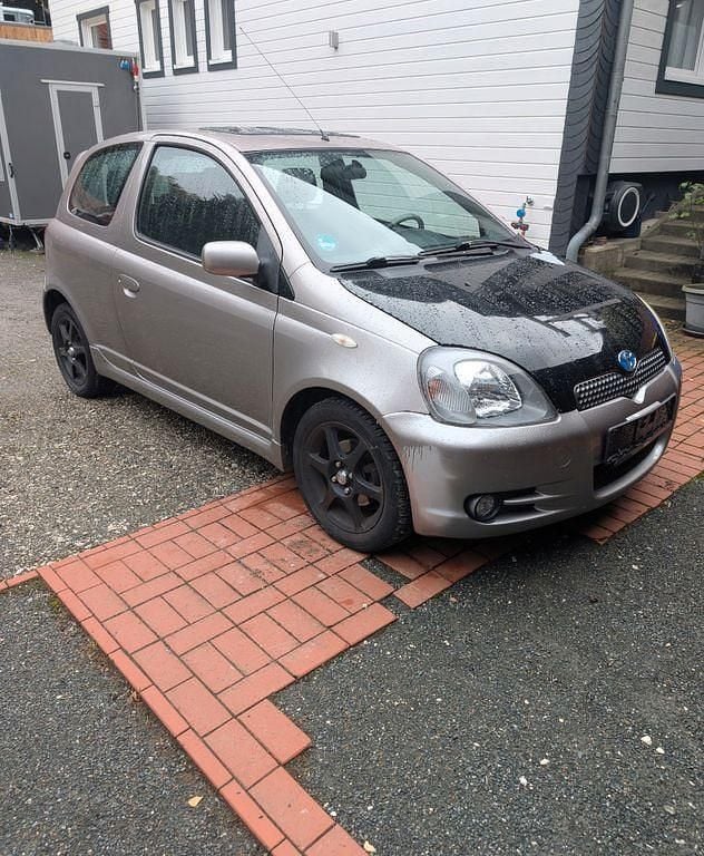Silber Gebraucht 2002 Toyota Yaris Limousine | 2.190 € (Fairer Preis) - Bild 1/4
