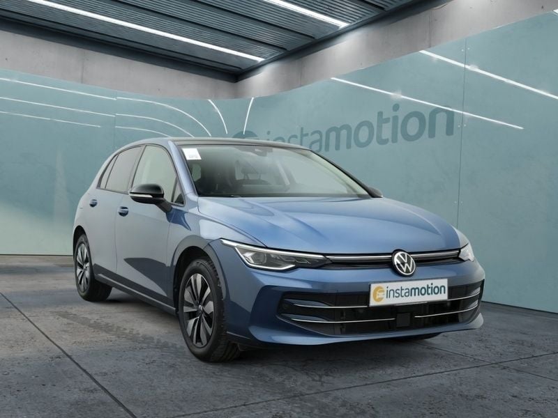 Blau Gebraucht 2024 VW Golf VIII Goal Limousine | 26.601 € - Bild 1/4