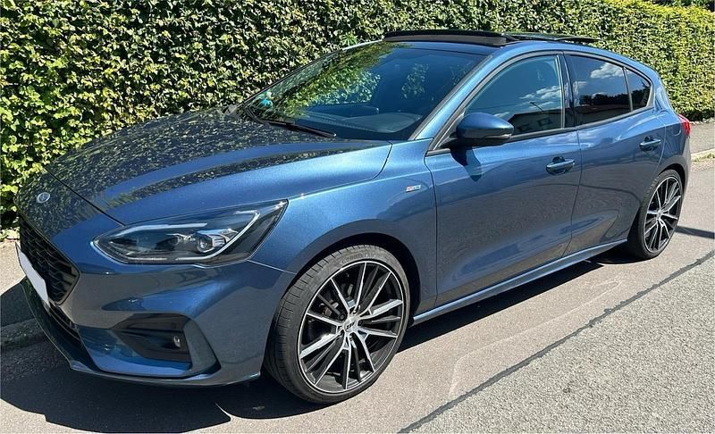 Blau Gebraucht 2020 Ford Focus ST-Line Limousine | 15.300 € (Superpreis) - Bild 1/4