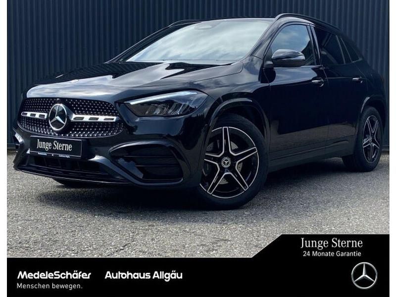 Kosmosschwarz (metallic) Gebraucht 2024 Mercedes GLA200 AMG SUV | 40.979 € (Fairer Preis) - Bild 1/4