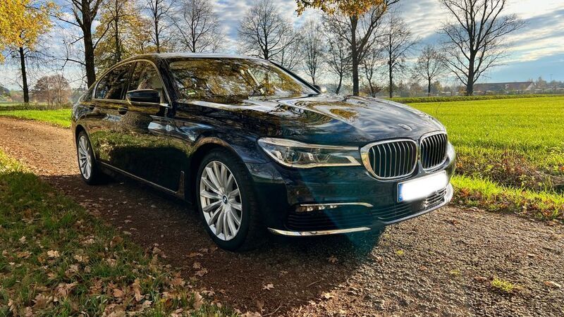Blau Gebraucht 2016 BMW 750 Performance Limousine | 31.600 € (Guter Preis) - Bild 1/4