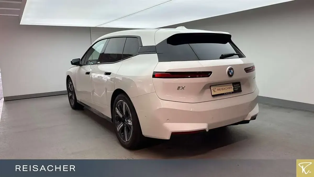 Gebraucht BMW iX Sport Line 300 kW (408 PS) 2025 Alpinweiß uni SUV
