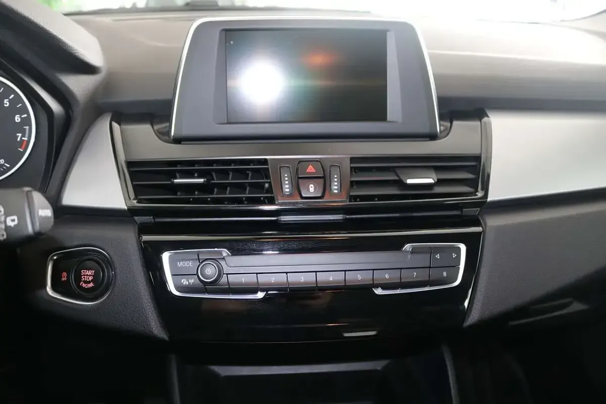 Gebraucht BMW 218 Advantage 136 PS (100 kW) 2017 Mineralgrau metallic Van / Kleinbus