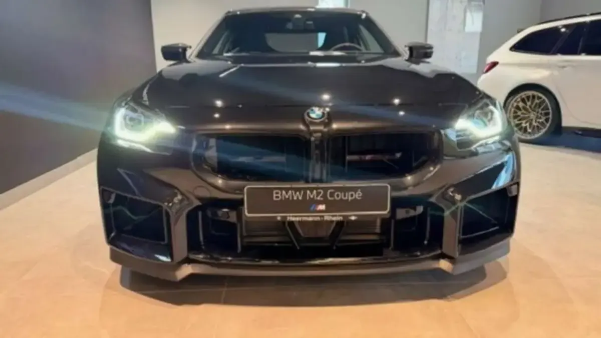 Neu BMW M2 Sport Line 530 PS (389 kW) 2026 Saphirschwarz metallic Coupé