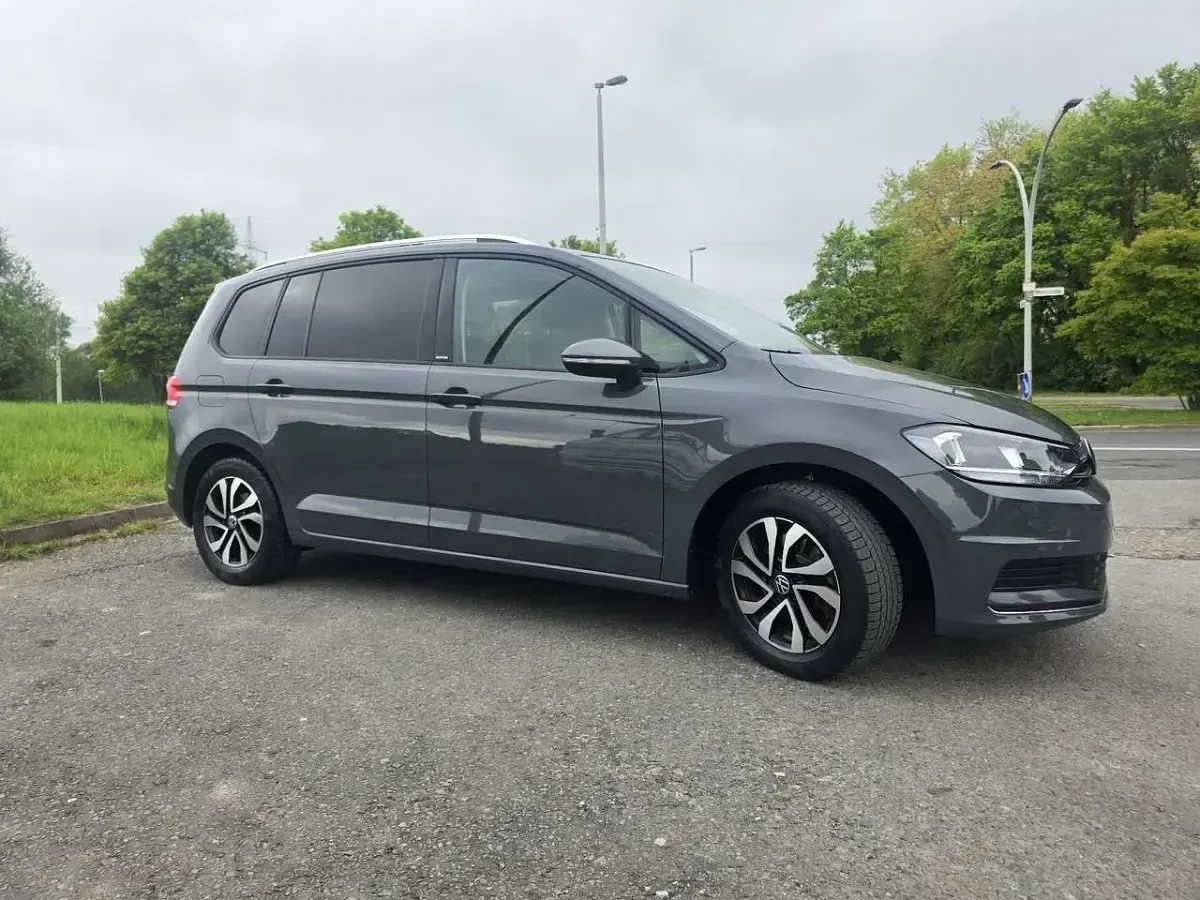 Gebraucht VW Touran Active 122 PS (89 kW) 2022 Grau Van / Kleinbus