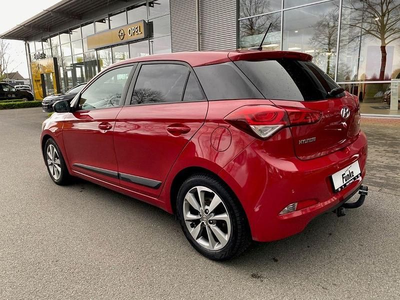 Gebraucht Hyundai i20 Passion 101 PS (74 kW) 2017 Rot Limousine