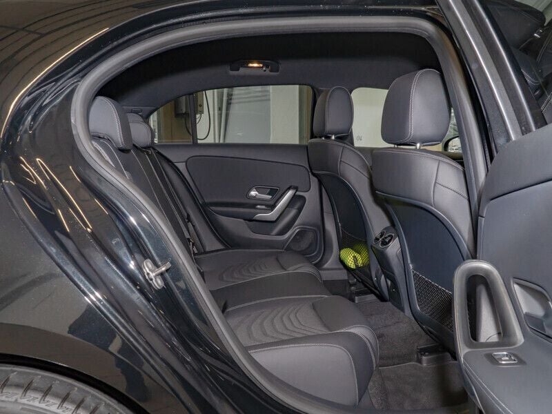 Gebraucht Mercedes E250 Advanced 163 PS (119 kW) 2023 Schwarz / kosmosschwarz (metallic) Coupé