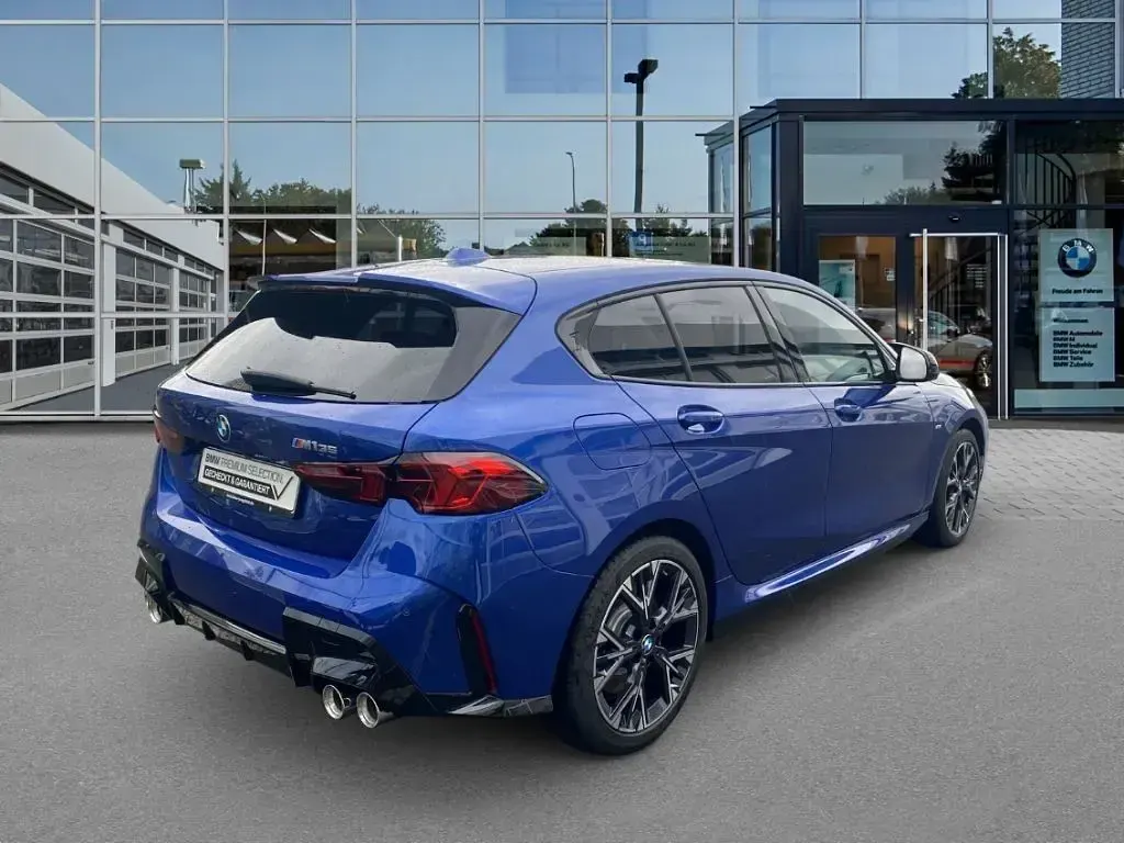 Używany BMW M135 Performance 300 KM (220 kW) 2025 Niebieski Hatchback